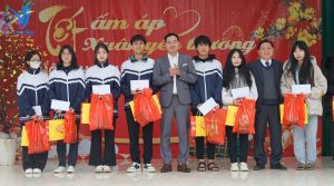 VJ Hà Tĩnh hướng nghiệp và trao quà tại trường THPT Hồng Lĩnh