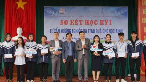 VJ Hà Tĩnh hướng nghiệp và trao quà tại trường THPT Nguyễn Đổng Chi