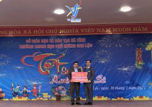 VJ Hà Tĩnh trao quà tại trường THPT Can Lộc