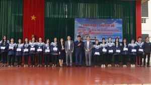 VJ Hà Tĩnh hướng nghiệp và trao quà tại trường THPT Nguyễn Trung Thiên