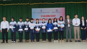 VJ Hà Tĩnh hướng nghiệp và trao quà tại trường THPT Nguyễn Văn Trỗi