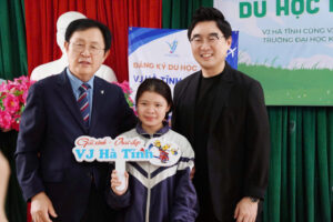 Đại diện trường Đại học Konyang cùng VJ Hà Tĩnh hướng nghiệp tại các trường THPT